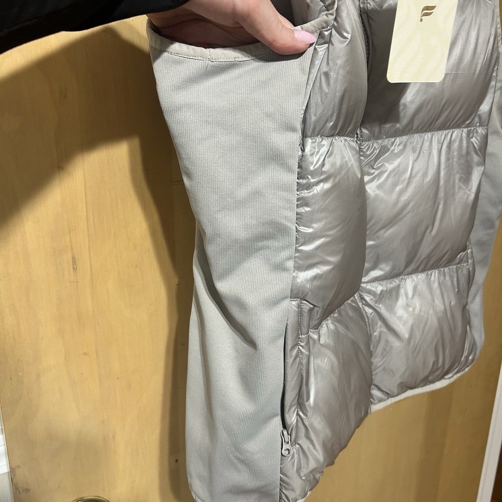 Fabletics Elliot Packable Puffer Vest Collar NWT Silver Size XXL - Picture 4 of 6